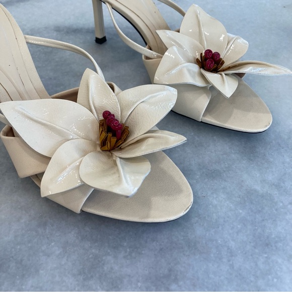 ZARA Large Cream Flower Open Toe Sandals - Picture 6 of 16